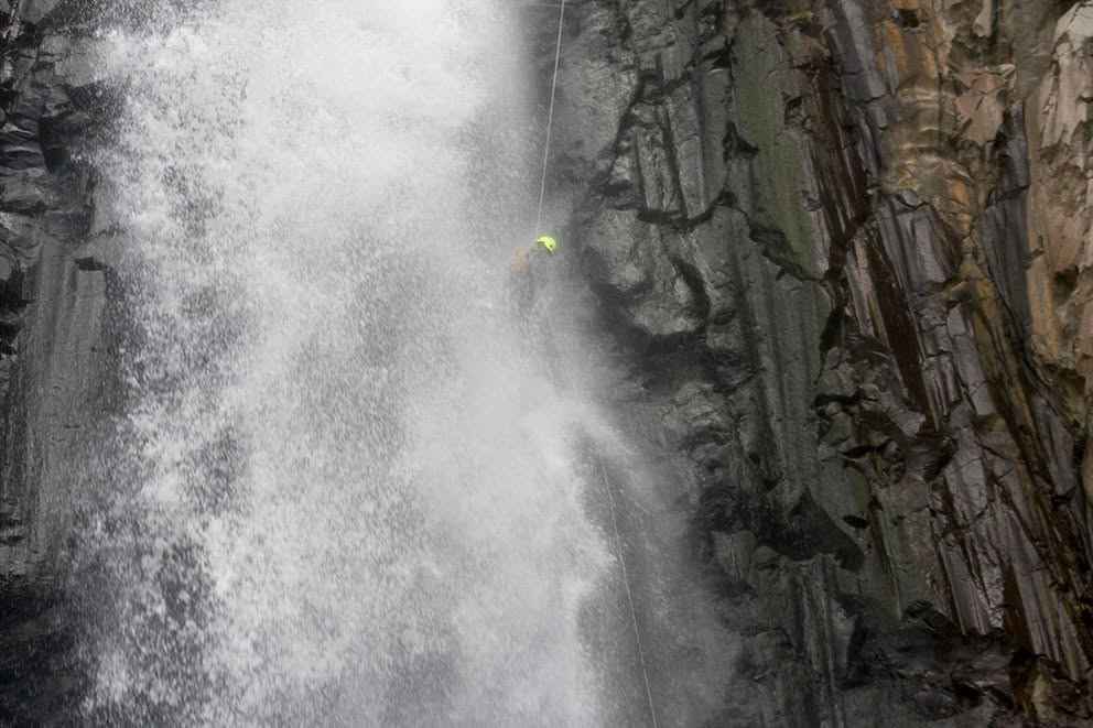 Cascada y pared